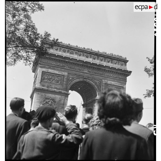 Foule sur les Champs-Elysées et la place de l'Etoile.