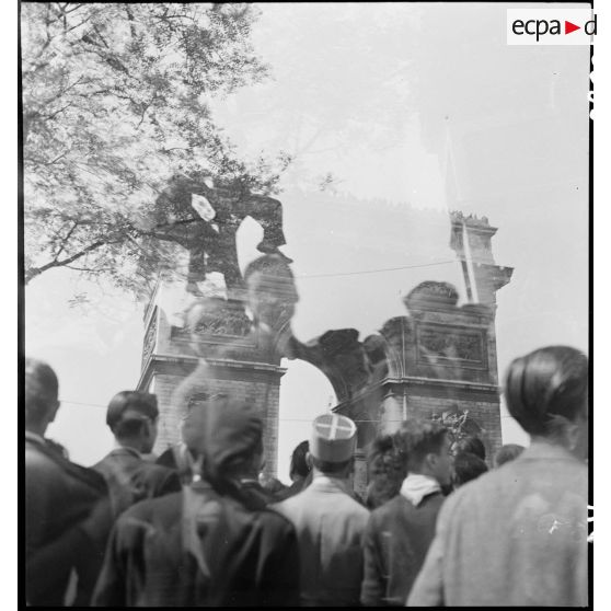 Foule sur les Champs-Elysées et la place de l'Etoile.