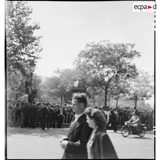 Foule sur les Champs-Elysées et la place de l'Etoile.