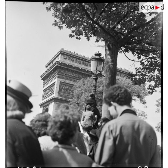 Foule sur les Champs-Elysées et la place de l'Etoile.