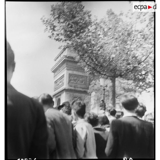 Foule sur les Champs-Elysées et la place de l'Etoile.
