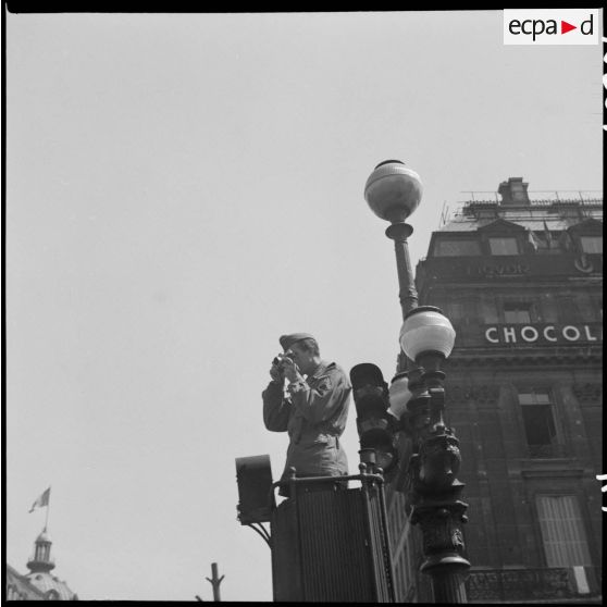 Un photographe, sergent-chef de l'armée américaine, est photographié par un confrère français.
