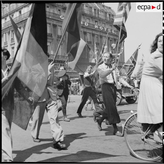 Défilé sur un boulevard de Paris.