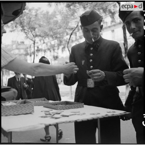 Pompiers de Paris dans une rue de la capitale.