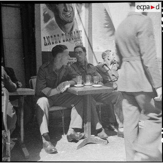Soldats américains attablés à la terrasse d'un café à Paris.