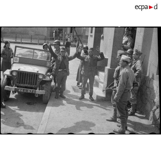 Prisonniers allemands dans Stuttgart.