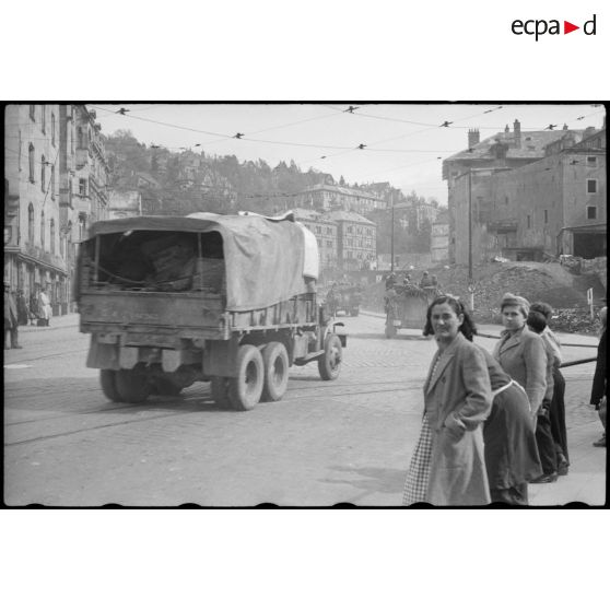 Colonne de véhicules de la 3e DIA dans Stuttgart.