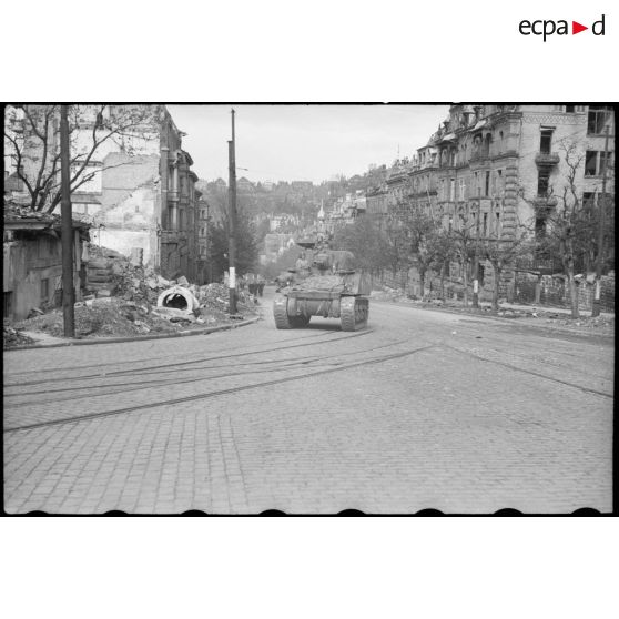 Un char Sherman M4 de la 5e DB dans Stuttgart.