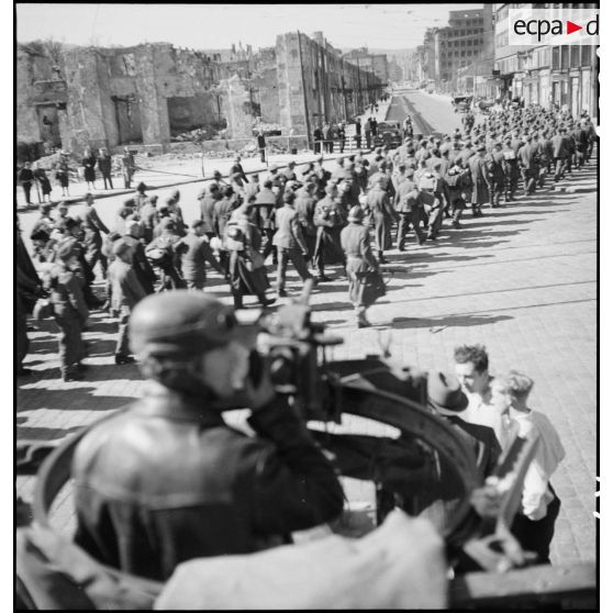 Soldats et civils allemands prisonniers dans Stuttgart.