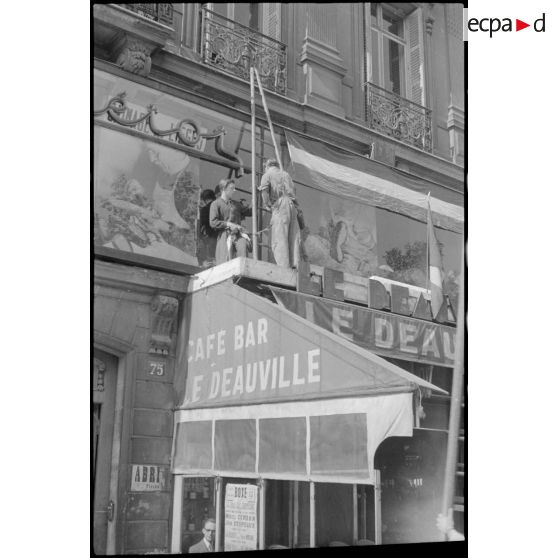 Pavoisement de la devanture du café bar "Le Deauville".