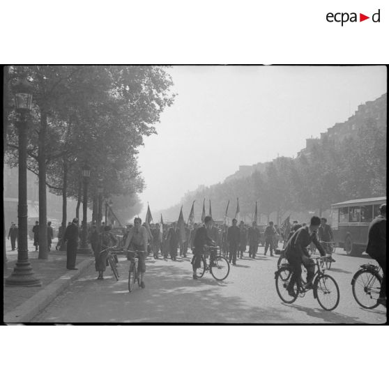 Défilé d'étudiants sur les Champs-Elysées.