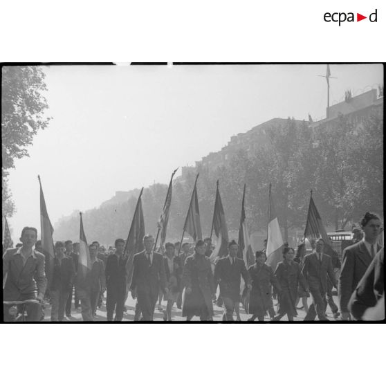 Défilé d'étudiants sur les Champs-Elysées.