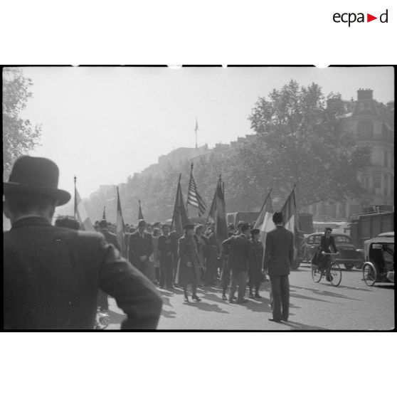 Défilé d'étudiants sur les Champs-Elysées.