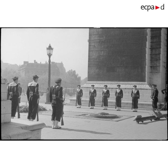 Piquet d'honneur autour de la tombe du Soldat inconnu.