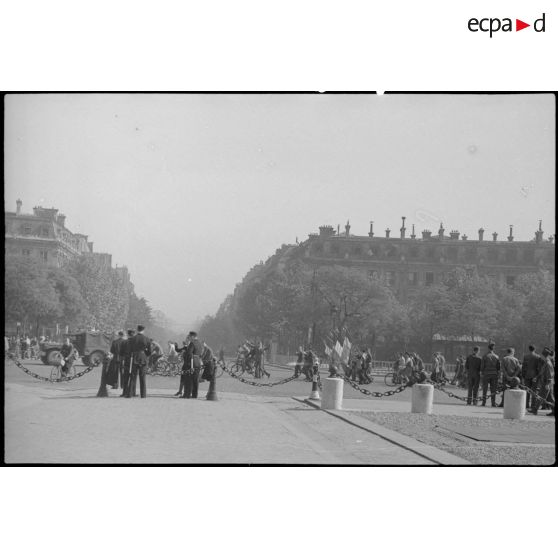 Défilé d'étudiants sur la place de l'Etoile et les Champs-Elysées.