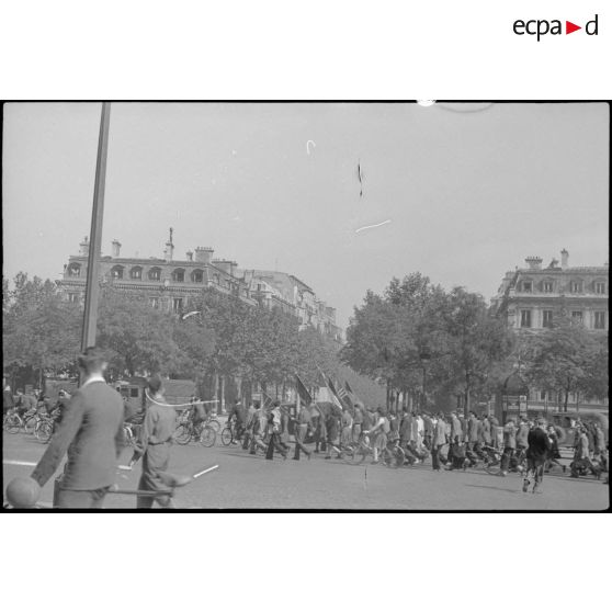 Défilé d'étudiants sur la place de l'Etoile et les Champs-Elysées.