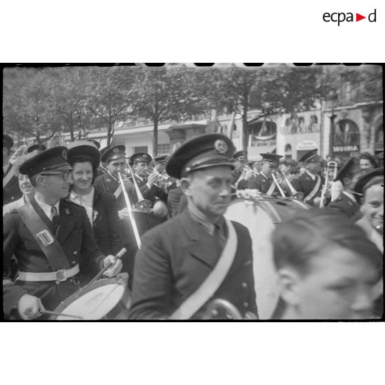 Défilé d'une musique de la marine nationale vers l'Arc de Triomphe.