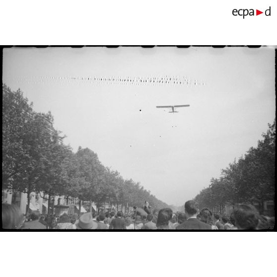 Survol des Champs-Elysées par quelques avions.