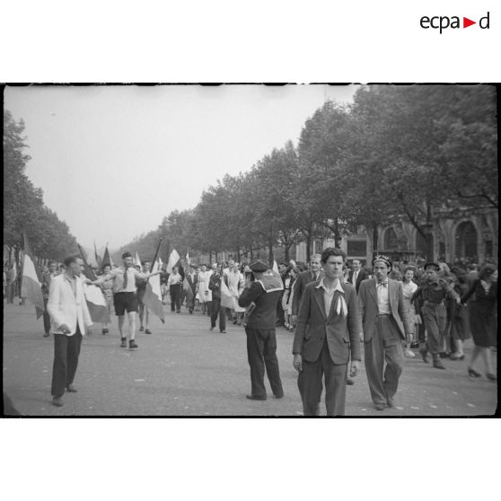 Défilés sur les Champs-Elysées.