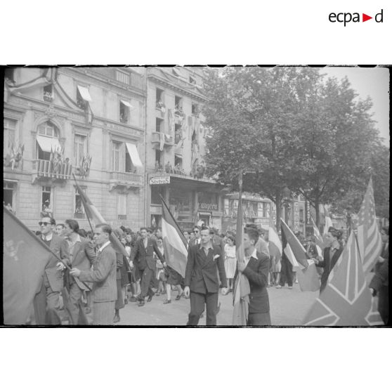 Défilés sur les Champs-Elysées.