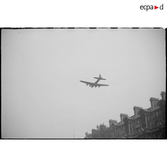 Survol des Champs-Elysées par quelques avions.