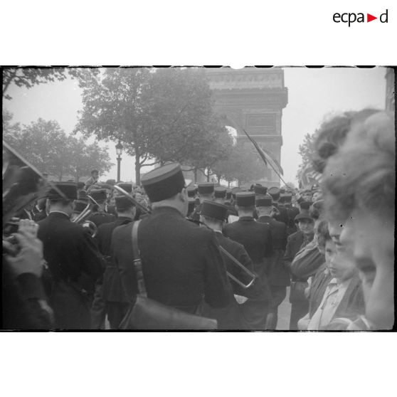 Défilé d'une musique de la gendarmerie.