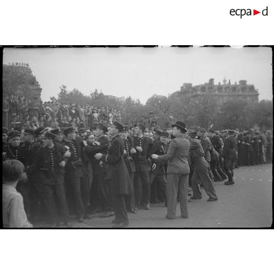 La foule à l'Arc de Triomphe.