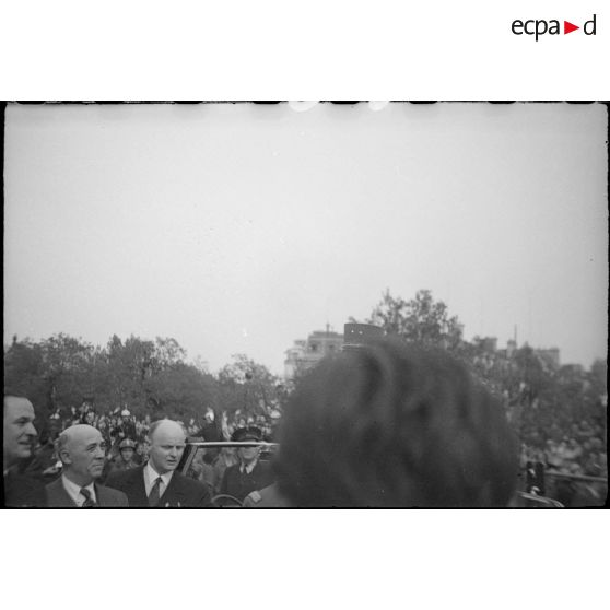 Le général de Gaulle sur la place de l'Etoile.