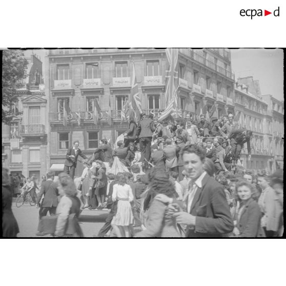 La foule sur les Champs-Elysées.