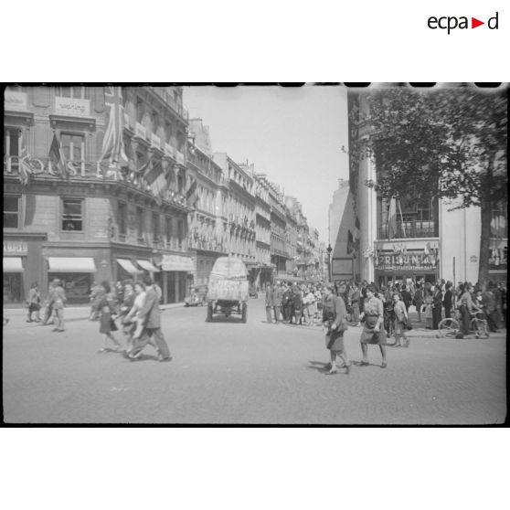 La foule sur les Champs-Elysées.