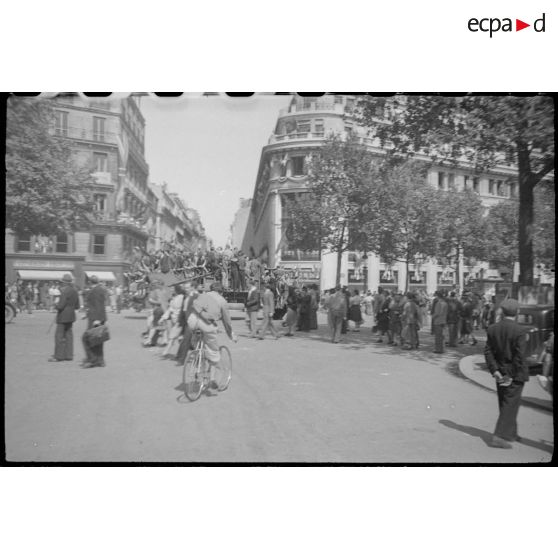 La foule sur les Champs-Elysées.