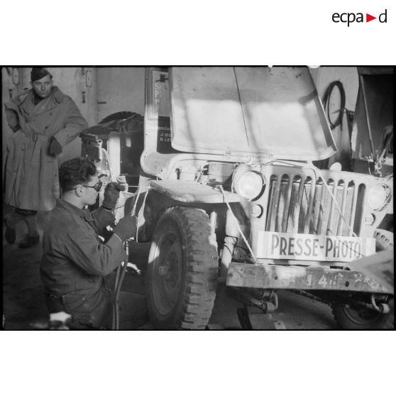 Jeep du SCA en réparation à Magdeburg (ou Magdebourg).