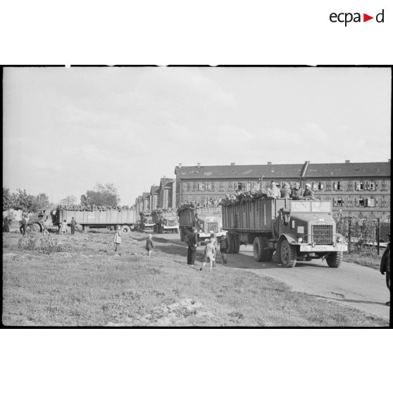 Convoi de soldats allemands prisonniers évacués vers l'arrière.
