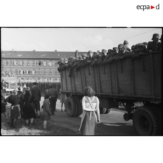 Convoi de soldats allemands prisonniers évacués vers l'arrière.