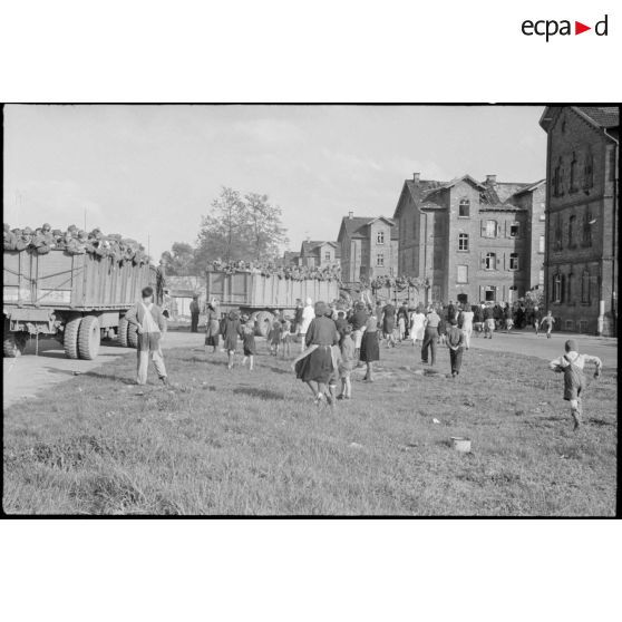 Convoi de soldats allemands prisonniers évacués vers l'arrière.
