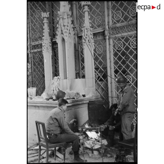 Fantassins américains dans la cathédrale de Magdeburg (ou Magdebourg).