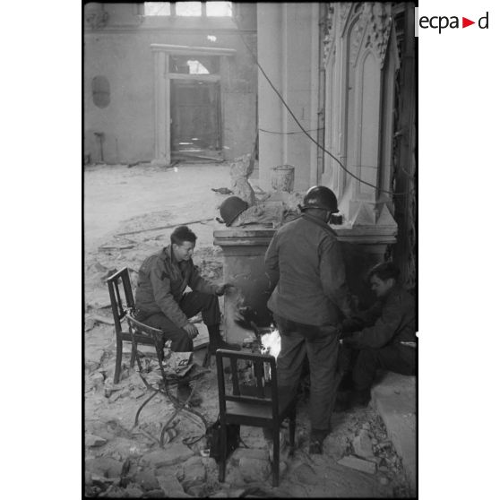 Fantassins américains dans la cathédrale de Magdeburg (ou Magdebourg).