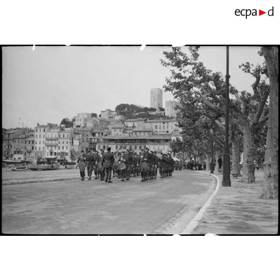 Prise d'armes à Cannes le 3 mai 1945 avec le général Doyen.