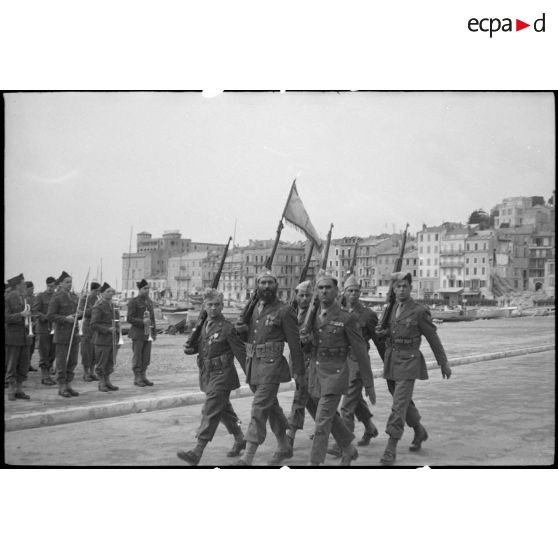 Prise d'armes à Cannes le 3 mai 1945 avec le général Doyen.