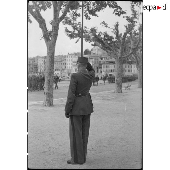 Prise d'armes à Cannes le 3 mai 1945 avec le général Doyen.