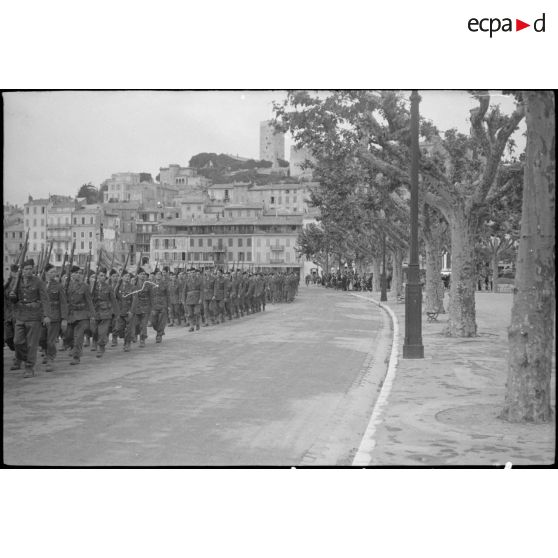 Prise d'armes à Cannes le 3 mai 1945 avec le général Doyen.
