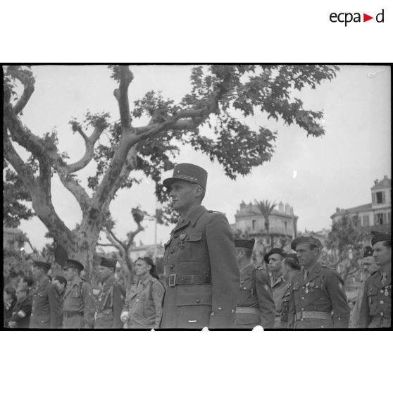 Prise d'armes à Cannes le 3 mai 1945 avec le général Doyen.