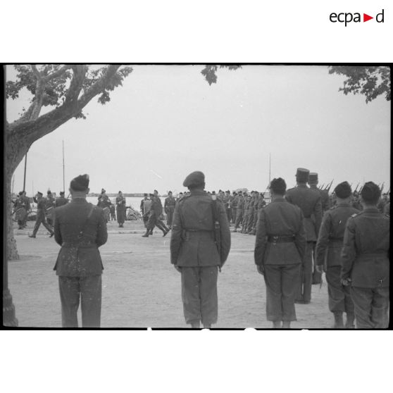 Prise d'armes à Cannes le 3 mai 1945 avec le général Doyen.
