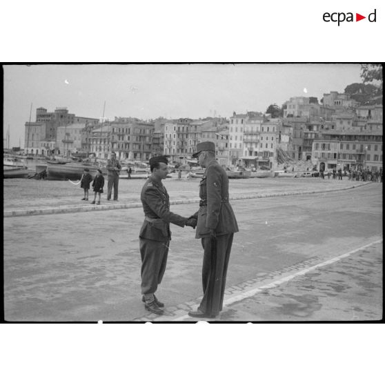 Prise d'armes à Cannes le 3 mai 1945 avec le général Doyen.