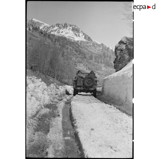 Franchissement du col de la Lombarde par une jeep de la 1re DFL.