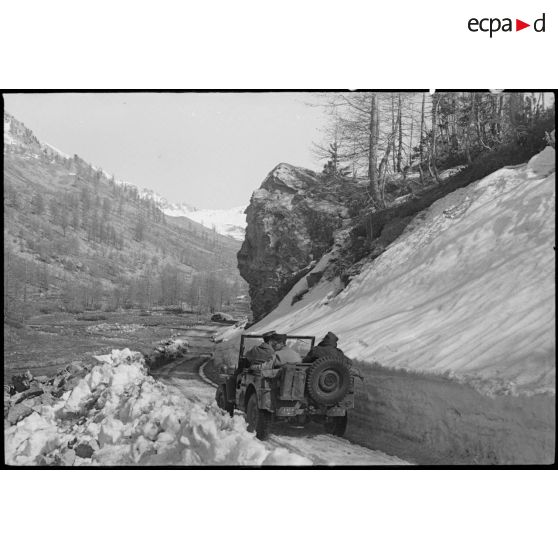 Franchissement du col de la Lombarde par une jeep de la 1re DFL.