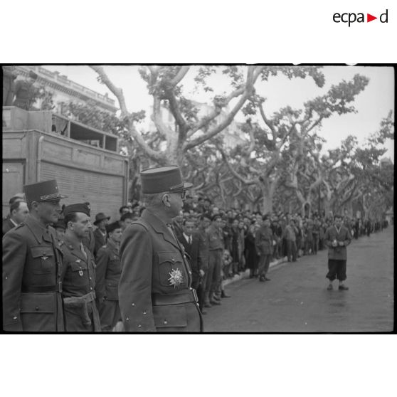 Prise d'armes à Cannes le 3 mai 1945 avec le général Doyen.