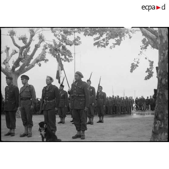 Prise d'armes à Cannes le 3 mai 1945 avec le général Doyen.