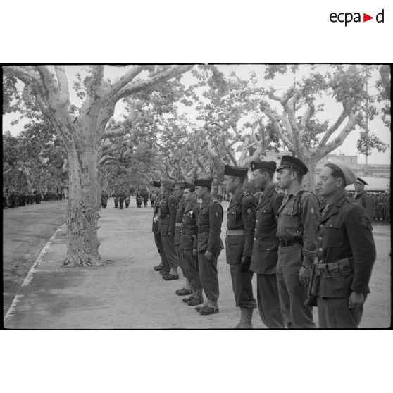Prise d'armes à Cannes le 3 mai 1945 avec le général Doyen.