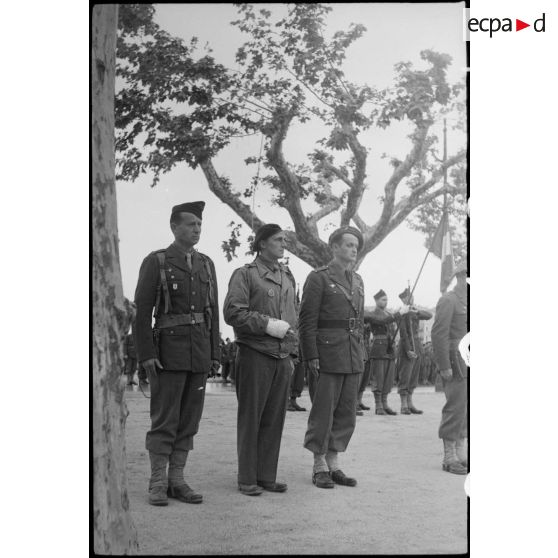 Prise d'armes à Cannes le 3 mai 1945 avec le général Doyen.